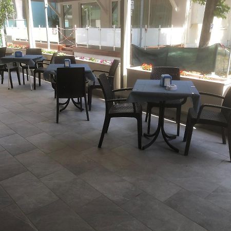 Hotel Laura Ріміні Екстер'єр фото