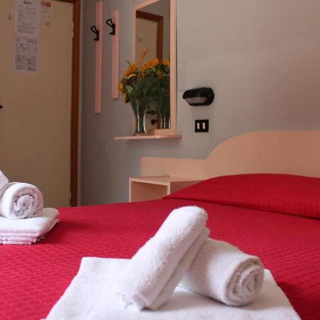 Hotel Laura Ріміні Екстер'єр фото