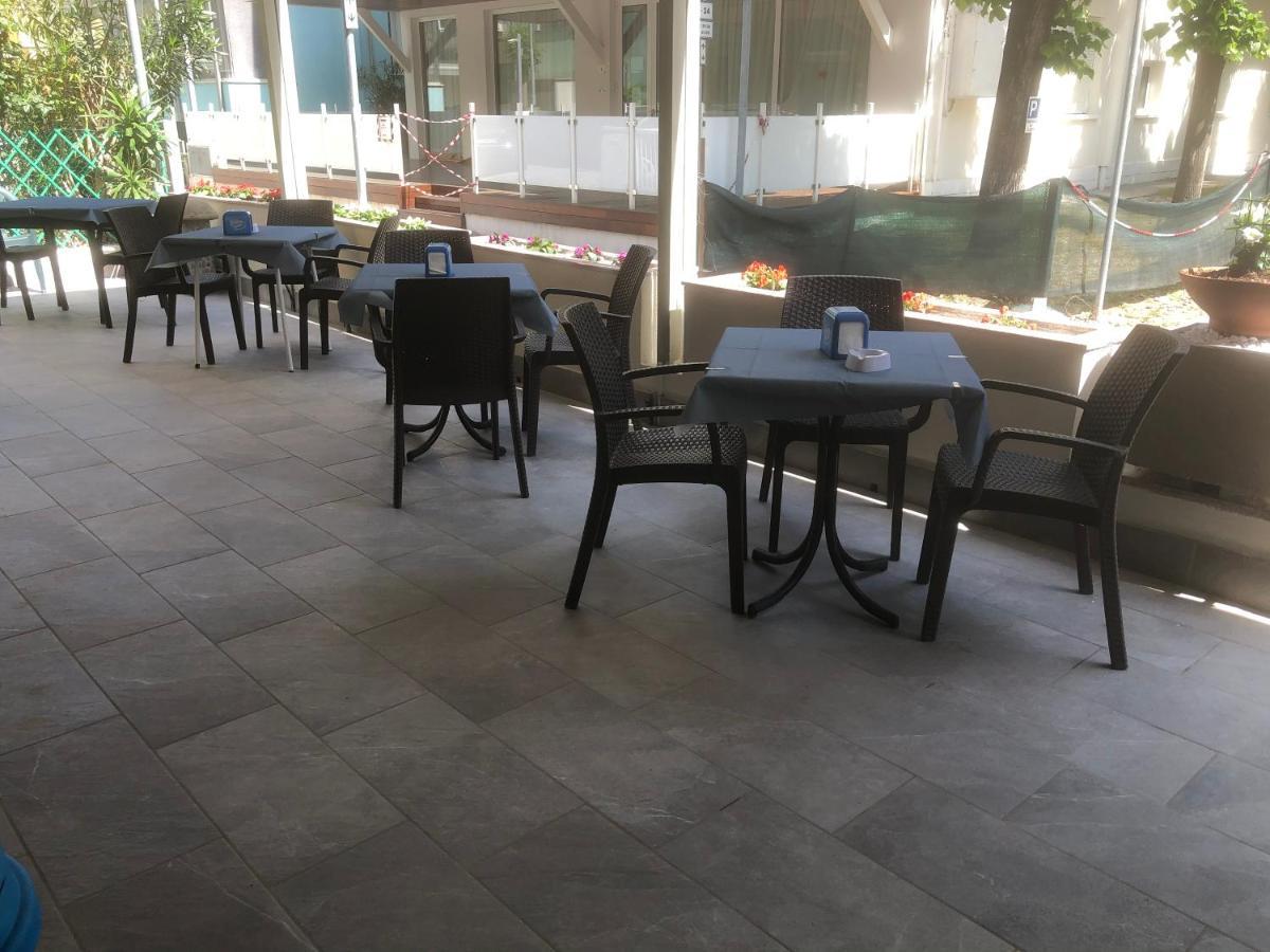 Hotel Laura Ріміні Екстер'єр фото