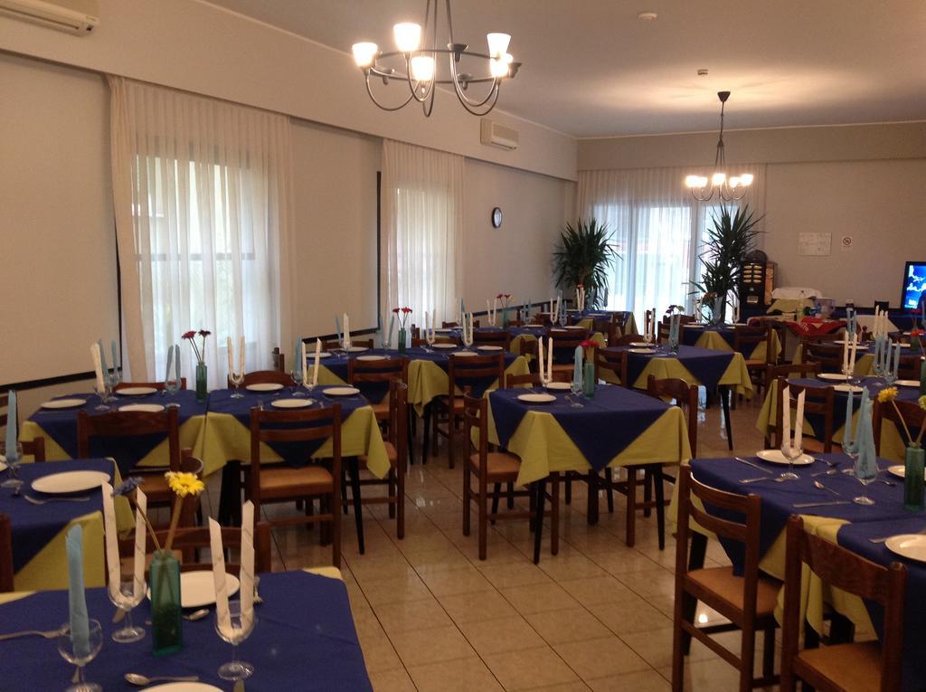Hotel Laura Ріміні Екстер'єр фото