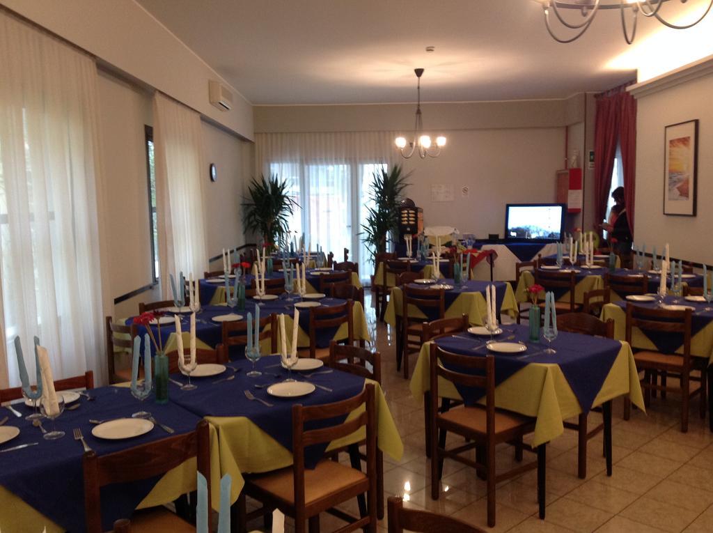 Hotel Laura Ріміні Екстер'єр фото
