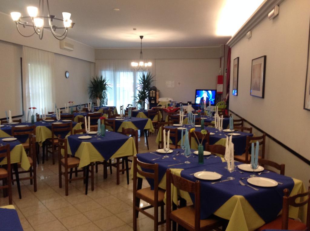 Hotel Laura Ріміні Екстер'єр фото