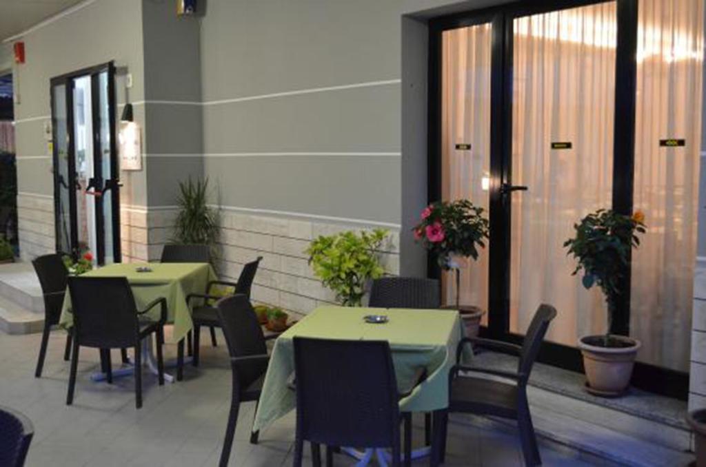Hotel Laura Ріміні Екстер'єр фото
