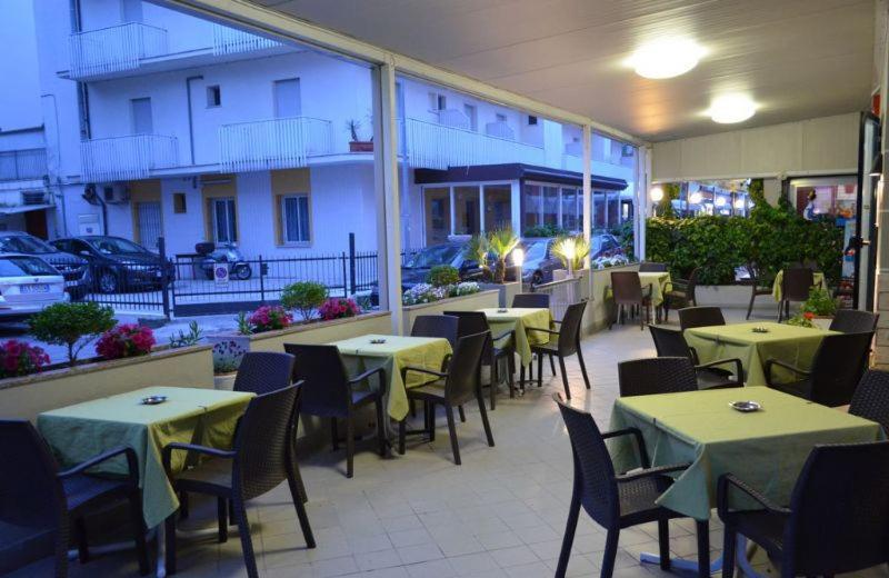 Hotel Laura Ріміні Екстер'єр фото